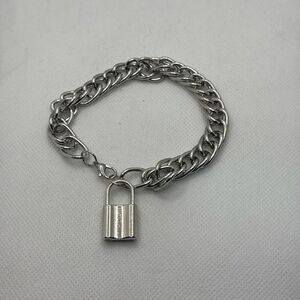 Brand New!! Large double oval link chair with lock bracelet